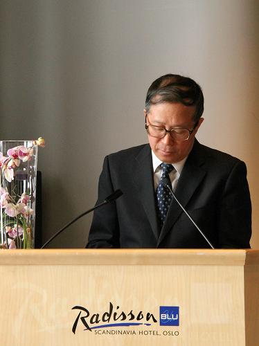 6月3日,湖北省代表團(tuán)在挪威首都奧斯陸舉辦船舶招商推介活動(dòng),以進(jìn)一步提升雙方在船舶工業(yè)方面的合作水平。圖為湖北省省長李鴻忠在合作文件簽字儀式上致辭。