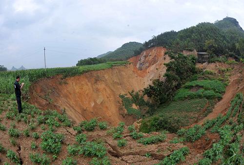 6月7日,在廣西來賓市興賓區(qū)良江鎮(zhèn)吉利村,地陷范圍較前幾天有所擴大。記者7日在廣西來賓市良江鎮(zhèn)吉利村地陷現(xiàn)場看到,地陷仍在繼續(xù)。廣西地質(zhì)環(huán)境監(jiān)測總站副站長施杰6日在接受媒體采訪時稱,目前地陷仍未穩(wěn)定。僅6月5日一天,地面上裂縫均有所加寬,最少的也有2厘米,最多的加寬了14厘米,危險地帶波及0.4平方公里。