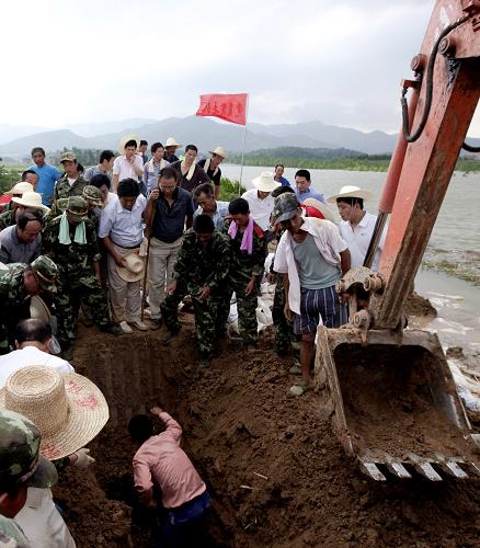 7月20日,武警水電二總隊(duì)的官兵與當(dāng)?shù)厝罕?、水利專家在江西九江彭澤縣芳湖圩堤的塌陷地段應(yīng)急除險(xiǎn)。當(dāng)日,受持續(xù)高水位影響,九江市彭澤縣芳湖圩堤因蟻害發(fā)生深1.5米,大小約2立方米的塌陷,同時(shí)出現(xiàn)了十多處管涌。險(xiǎn)情發(fā)生后,武警水電二總隊(duì)的官兵與當(dāng)?shù)厝罕姾退麑<乙黄鹈坝赀M(jìn)行堵漏防滲,防止“千里之堤 潰于蟻穴”的發(fā)生。