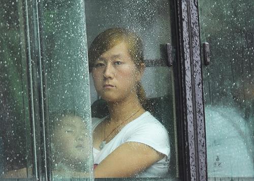 7月21日,長(zhǎng)春市一對(duì)母子在乘坐公交車。20日至21日,吉林省中部地區(qū)普降大到暴雨,局部地區(qū)出現(xiàn)特大暴雨,目前此次降水過程仍在持續(xù)。截至21日5時(shí),吉林省平均降雨32.7毫米,一些水庫(kù)由于入庫(kù)洪水較大而出現(xiàn)險(xiǎn)情。吉林省防汛抗旱指揮部連夜調(diào)出抗洪搶險(xiǎn)物資和救生器材,迅速運(yùn)往災(zāi)區(qū)支援當(dāng)?shù)乜购閾岆U(xiǎn),同時(shí)要求全省各地要加大值班調(diào)度力度,高度關(guān)注當(dāng)前汛情,快速反應(yīng),積極應(yīng)對(duì),確保人民生命安全。