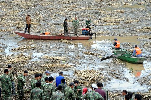 8月3日,柳河縣軍民在和平水庫大壩前用船將漂浮物推向岸邊,進行打撈。當(dāng)日,吉林省柳河縣軍民1300多人在和平水庫大壩前打撈漂浮物,確保大壩和泄洪安全。和平水庫大壩前水面上的漂浮物有5萬立方米,如不清除,下次洪峰到來時,將嚴重威脅水庫安全。該水庫庫容2034萬立方米,下游有六個鄉(xiāng)鎮(zhèn)、15萬居民。據(jù)預(yù)報,該地區(qū)5-6日有強降雨過程。