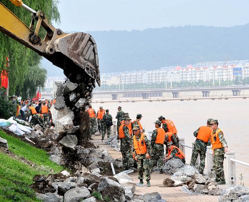 8月3日,吉林省白山市組織黨政機關干部、解放軍及武警官兵搶修險工險段。剛剛經歷了暴雨洪水襲擊的白山市,組織機關干部、解放軍、武警官兵搶修險工險段,不少被洪水洗劫過的鄉(xiāng)村也正在組織人手抓緊搶修河堤,應對即將到來的強降雨天氣。據(jù)吉林省氣象臺預報,從8月3日后半夜開始至6日,吉林省自西向東有明顯降雨過程,主要降雨時段集中在4-5日,長春、白山地區(qū)西部等地可達40-60毫米,局部地方可達70-120毫米,上述地區(qū)有大到暴雨,局部地方有大暴雨。