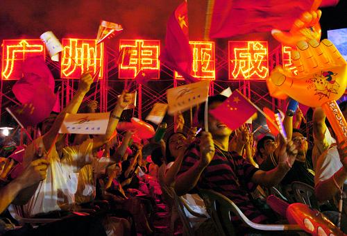 從2004年7月1日廣州獲得2010年第16屆亞運(yùn)會(huì)主辦權(quán)以來,廣州為亞運(yùn)會(huì)進(jìn)行了精心籌備。在廣州亞運(yùn)會(huì)倒計(jì)時(shí)100天來臨之際,讓我們一起回顧廣州亞運(yùn)會(huì)籌備工作歷程上的一些大事。這是2004年7月1日,廣州市民在琶洲會(huì)展廣場慶賀廣州申亞成功。