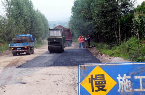 8月3日,在受災(zāi)嚴(yán)重的樺甸市,工人正在進(jìn)行道路維修作業(yè)。當(dāng)日,記者來(lái)到吉林省樺甸市受災(zāi)嚴(yán)重的夾皮溝鎮(zhèn)、二道甸子鎮(zhèn)、常山鎮(zhèn)采訪,發(fā)現(xiàn)通往這些重災(zāi)區(qū)的公路、橋梁等基礎(chǔ)交通設(shè)施已被基本打通,一些救災(zāi)物質(zhì)也開(kāi)始運(yùn)送到重災(zāi)區(qū)。據(jù)介紹,樺甸市在洪災(zāi)中損失嚴(yán)重,全市多個(gè)鄉(xiāng)鎮(zhèn)被洪水淹沒(méi)或沖刷,導(dǎo)致公路、通訊中斷。