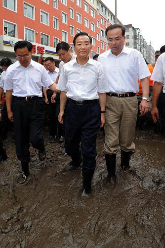 8月3日至4日,中共中央政治局常委、國務(wù)院總理溫家寶在吉林省考察防汛抗洪工作。這是8月3日,在吉林市永吉縣城,溫家寶穿著膠鞋,踩著泥濘的道路察看災(zāi)情。