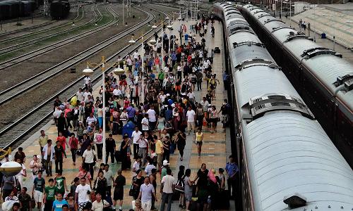 每天有大批來自國內(nèi)各省市的游客乘火車到滿洲里旅游避暑(8月3日攝)。進入8月份以來,內(nèi)蒙古的中俄邊城滿洲里進入了旅游和商貿(mào)的高峰期,每日滿洲里口岸進出口過貨量超過10萬噸,國內(nèi)外游客日均達到5萬人次。2009年通過滿洲里口岸進出口的原油、木材、機電產(chǎn)品、輕工產(chǎn)品、蔬菜食品等貨運量超過2500萬噸,國內(nèi)外旅游人數(shù)超過200萬人次。