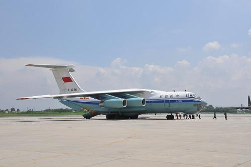 8月4日,滿載中國(guó)政府援助巴基斯坦救災(zāi)物資的飛機(jī)抵達(dá)巴基斯坦拉瓦爾品第的恰克拉拉空軍基地。日前,巴基斯坦西北部地區(qū)遭受洪災(zāi),中國(guó)政府8月1日決定向巴基斯坦政府提供價(jià)值1000萬(wàn)元人民幣的緊急人道主義援助物資,幫助巴政府救助災(zāi)民,該批物資主要包括帳篷、發(fā)電機(jī)、藥品和凈水設(shè)備等,重約80噸,分三架次包機(jī)4日全部運(yùn)抵巴基斯坦。