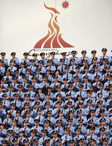 8月4日,參加廣州亞運(yùn)會(huì)安保工作誓師大會(huì)的公安干警在誓師大會(huì)上。當(dāng)日,廣州亞運(yùn)會(huì)安保工作誓師大會(huì)在廣州新體育館舉行。