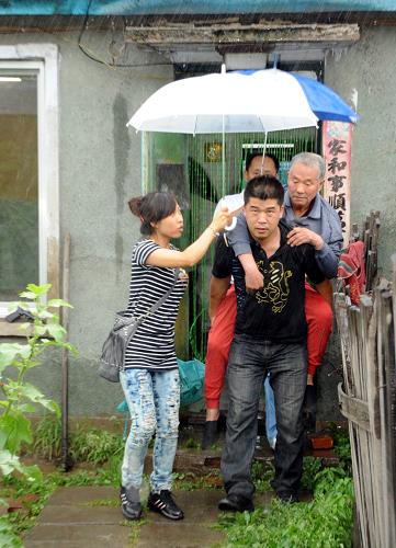 8月5日,家住柳河縣柳河鎮(zhèn)建設(shè)社區(qū)65歲的腦血栓患者付景文(右一)被縣委宣傳部的干部背往臨時(shí)安置點(diǎn)。在8月5-6日強(qiáng)降雨來臨之前,吉林省柳河縣共設(shè)立了10個(gè)安置點(diǎn),提前轉(zhuǎn)移1萬5千余名群眾,全力應(yīng)對(duì)第二次洪峰。7月31日的暴雨使吉林省柳河縣內(nèi)主要河流一統(tǒng)河、三統(tǒng)河形成了歷史上短時(shí)間內(nèi)最大洪峰,11個(gè)鄉(xiāng)鎮(zhèn)嚴(yán)重受災(zāi)。目前柳河縣正在積極調(diào)動(dòng)物資,舉全縣之力,迎戰(zhàn)即將到來的第二次洪峰。