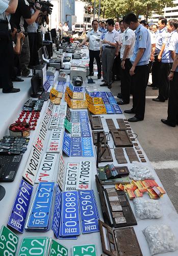 這是山西省公安機(jī)關(guān)繳獲的假證件、假牌照成品、半成品以及制假原材料(8月5日攝)。8月3日,山西省市區(qū)三級公安聯(lián)手,重拳出擊橫掃制假窩點(diǎn),共端掉制假犯罪團(tuán)伙6個(gè),搗毀制假窩點(diǎn)7個(gè),清查犯罪嫌疑人落腳點(diǎn)12處,抓獲涉嫌偽造、變造、買賣國家機(jī)關(guān)公文、證件、印章和偽造身份證的犯罪嫌疑人33名,繳獲電腦、打印機(jī)、掃描儀等大量制假設(shè)備、制假工具和假證件、假牌照成品、半成品以及制假原材料。