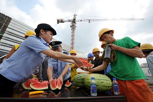 8月6日,杭州鐵路公安處喬司站派出所民警為滬杭高鐵余杭站的建設(shè)者送上西瓜。當(dāng)日,杭州鐵路公安處喬司站派出所舉行“警民共建平安高鐵,夏季酷暑送上清涼”活動(dòng),為奮戰(zhàn)在滬杭高鐵余杭站的建設(shè)者送去西瓜、礦泉水等慰問品消暑。據(jù)了解,滬杭鐵路客運(yùn)專線(滬杭高鐵)目前已經(jīng)完成鋪軌,即將進(jìn)入列車機(jī)組聯(lián)調(diào)聯(lián)試階段,今年10月將開通運(yùn)營。