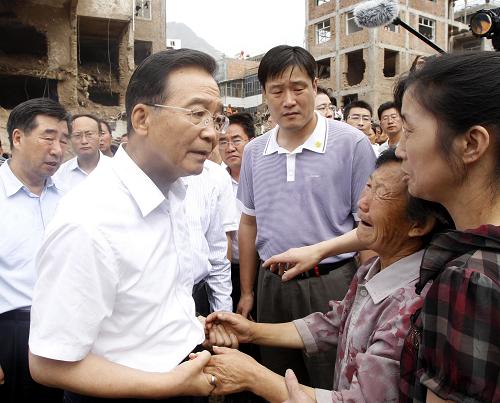 8月9日,中共中央政治局常委、國務(wù)院總理溫家寶繼續(xù)在甘肅舟曲縣特大山洪泥石流災(zāi)區(qū)察看災(zāi)情,指導(dǎo)抗洪搶險(xiǎn)救災(zāi)工作。這是溫家寶在舟曲縣災(zāi)區(qū)撫慰失去親人的群眾。