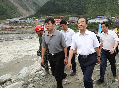 這是8月23日下午,溫家寶趕赴汶川縣位于岷江江畔的映秀鎮(zhèn)災(zāi)后新建居民點,快步登上一處高坡,實地查看泥石流災(zāi)害情況。中共中央政治局常委、國務(wù)院總理溫家寶在結(jié)束甘肅舟曲災(zāi)區(qū)考察后,于8月22日至23日趕赴四川特大山洪泥石流災(zāi)區(qū),看望受災(zāi)群眾和參加搶險救災(zāi)的部隊官兵,代表黨中央、國務(wù)院向他們致以親切的慰問,鼓勵大家堅定信心,克服困難,努力用雙手把家園建設(shè)得更加美好。