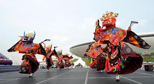 來自西藏自治區(qū)的演員在上海世博會慶典廣場表演(9月1日攝)。9月5日,為期5天的上海世博會西藏活動周落下帷幕?;顒又芷陂g,來自西藏自治區(qū)的演員通過極具地方特色的表演全面展示了西藏優(yōu)秀的傳統(tǒng)文化,令游客大飽眼福。