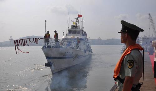 9月14日,警艇從廈門海警碼頭出發(fā)前往上海執(zhí)行世博海上安保任務(wù)。當(dāng)日,福建海警第三支隊(duì)的兩艘艦艇從廈門海警碼頭出發(fā),開赴上海執(zhí)行世博安保任務(wù),這是福建邊防總隊(duì)向上海世博會(huì)派出的第三批海上安保力量。據(jù)悉,這批官兵抵達(dá)上海后,將與正在上海金山海域執(zhí)行安保任務(wù)的海警二支隊(duì)艦艇進(jìn)行換防。