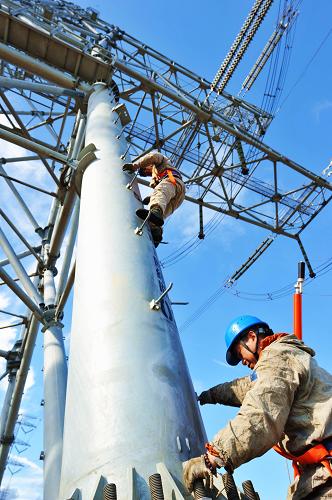 福建省第二電力建設(shè)公司職工在莆田境內(nèi)500千伏輸電線路上作業(yè)(9月11日攝)。為確保福建重點(diǎn)項(xiàng)目和新增長區(qū)域發(fā)展的用電需求,自2010年8月以來,國家電網(wǎng)福建第二電力建設(shè)公司加緊實(shí)施電網(wǎng)重點(diǎn)項(xiàng)目建設(shè)提速工程,全面加快500千伏泉州東通道、漳州至漳州南線路、寧德變電站擴(kuò)建等重點(diǎn)項(xiàng)目施工進(jìn)度,助力福建經(jīng)濟(jì)跨越發(fā)展。