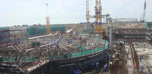 9月17日,工人們?cè)?號(hào)核島施工。廣西防城港核電站一期工程自2010年7月開工以來(lái),進(jìn)展順利,首臺(tái)機(jī)組預(yù)計(jì)于2015年建成投入商業(yè)運(yùn)行。該核電站項(xiàng)目規(guī)劃建設(shè)6臺(tái)100萬(wàn)千瓦級(jí)壓水堆核電機(jī)組,一次規(guī)劃、分期建設(shè)。其中一期工程總投資約256億元。