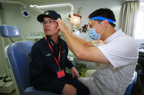 9月17日,“和平方舟”醫(yī)院船醫(yī)護(hù)人員在為護(hù)航官兵進(jìn)行耳鼻喉檢查。自17日起,“和平方舟”號醫(yī)院船將根據(jù)編隊(duì)護(hù)航行動(dòng)計(jì)劃和各艦艇狀態(tài),分別采取海上定點(diǎn)、伴隨護(hù)航和碼頭同時(shí)靠泊等方式,利用艦艇舷靠、小艇和直升機(jī)換乘等手段,派出醫(yī)務(wù)人員登艦巡診和分批次接收艦艇官兵來船診治,為護(hù)航官兵提供健康體檢、疾病診治、短期休整、心理疏導(dǎo)、常用藥材補(bǔ)供、醫(yī)療設(shè)備巡檢和贈(zèng)送慰問品等服務(wù)。