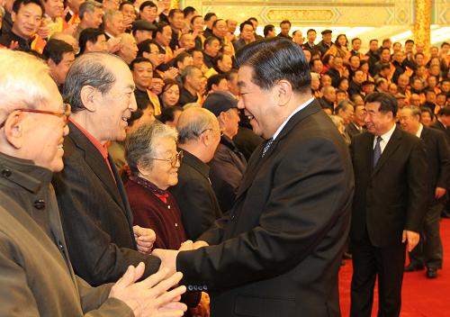 11月28日,中國老區(qū)建設促進會成立20周年總結表彰大會在北京舉行。會前,中共中央政治局常委、全國政協(xié)主席賈慶林在北京人民大會堂會見出席總結表彰大會的代表并發(fā)表重要講話。