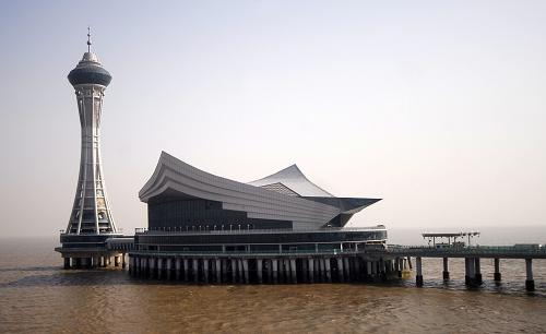 杭州灣跨海大橋海上觀景平臺“海天一洲”全景(12月9日攝)。經(jīng)過3年建設,杭州灣跨海大橋海上觀景平臺“海天一洲”雄姿展現(xiàn)。“海天一洲”由觀光臺和觀光塔組成,海面上面積12000平方米,其中觀光塔高146.5米,共16層。整個觀光平臺集觀光旅游、餐飲購物、住宿于一體。目前,觀景平臺各類設施已基本裝修完畢,計劃本月內對外開放。