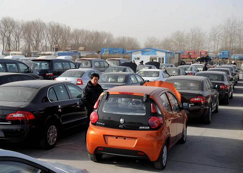 北京大興一家汽車檢測(cè)場,等候驗(yàn)車的新車排成長隊(duì)(12月2日攝)。近日,記者調(diào)查發(fā)現(xiàn),北京市將實(shí)行新治堵措施引發(fā)的傳言、小排量汽車購置稅優(yōu)惠政策將于年底到期與年底汽車傳統(tǒng)產(chǎn)銷高峰等因素疊加,共同促成了近期北京車市的火爆。據(jù)了解,上周北京市新增機(jī)動(dòng)車2.1萬輛,截至12月5日,北京市機(jī)動(dòng)車保有量已達(dá)到471.1萬輛。