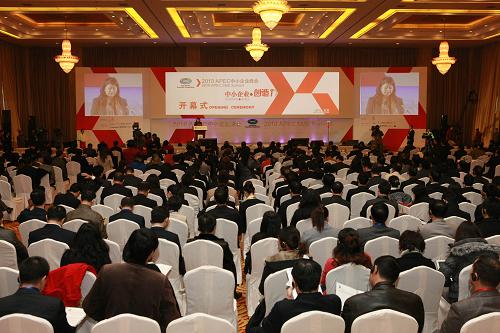 12月10日,嘉賓出席2010APEC中小企業(yè)峰會(huì)開(kāi)幕式。當(dāng)日,2010APEC中小企業(yè)峰會(huì)在四川省宜賓市開(kāi)幕。本屆峰會(huì)以“中小企業(yè)的創(chuàng)造力”為主題,近400家優(yōu)秀中小企業(yè)的代表參會(huì),同時(shí),惠普、沃爾瑪、IBM、渣打銀行等眾多世界500強(qiáng)企業(yè)的代表也參加了峰會(huì)。