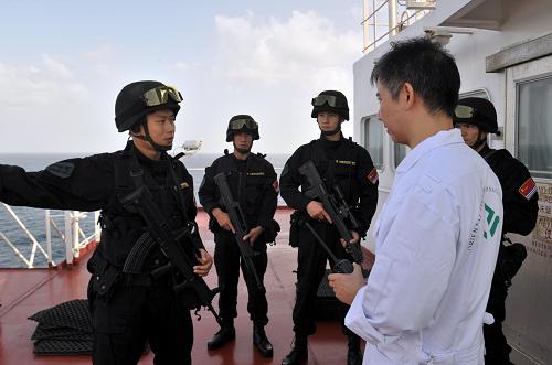 中國海軍在亞丁灣執(zhí)行護(hù)航任務(wù)兩年以來,先后組織指揮了7批18艘艦艇、14架直升機(jī)、近500人次特戰(zhàn)隊員實(shí)施護(hù)航行動。截至12月21日,海軍護(hù)航兵力圓滿完成3097艘船舶護(hù)航任務(wù),接護(hù)被海盜釋放船舶7艘,接護(hù)遭海盜襲擊船舶1艘,解救遭海盜襲擊船舶21次30艘,百分之百地保證了被護(hù)船舶和人員的安全。這是特戰(zhàn)隊員羅平(左一)與香港籍貨輪“好順”號船長許福保協(xié)商防海盜預(yù)案(12月18日攝于亞丁灣)。