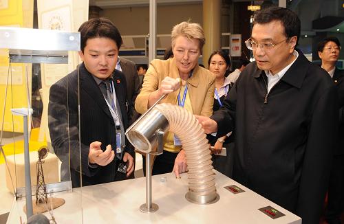 10月20日,中共中央政治局常委、國務(wù)院副總理李克強來到北京展覽館,參觀正在這里舉辦的2008中國北京國際節(jié)能環(huán)保展覽會。新華社記者 高潔 攝