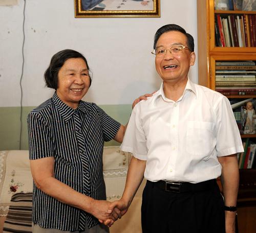 這是溫家寶看望北京兒童醫(yī)院名譽(yù)院長、兒科血液病專家胡亞美。新華社記者 李學(xué)仁 攝