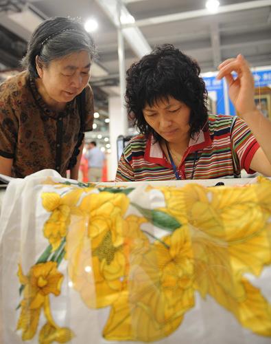 8月7日,天津老字號(hào)“聯(lián)升齋”展示刺繡工藝。 新華社記者 李文 攝