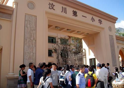 8月24日,當(dāng)?shù)厝罕姾兔襟w記者來到新建成的汶川第一小學(xué)參觀。當(dāng)日,新建成的汶川第一小學(xué)舉行公眾開放日活動,全面開放學(xué)校教育教學(xué)等設(shè)施設(shè)備,接受當(dāng)?shù)厝罕姷膮⒂^和評價(jià)。據(jù)介紹,汶川第一小學(xué)由廣州對口援建,學(xué)校將于8月底正式交付使用。新華社記者 肖思思 攝