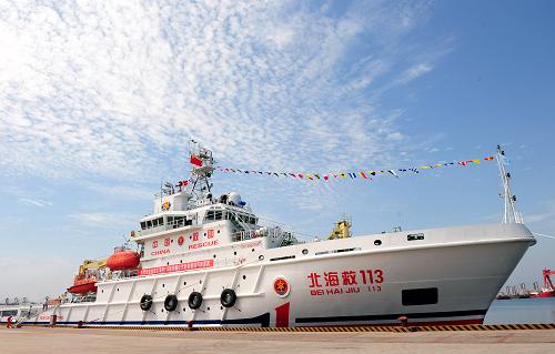 8月24日拍攝的交通運輸部北海救助局“北海救113”輪。當日,交通運輸部北海救助局在山東煙臺為“北海救113”輪舉行列編儀式。“北海救113”輪是一艘新型的全天候遠洋專業(yè)救助船,可抗12級大風,續(xù)航力達1萬海里,可搭載獲救人員百余人,并配有功能強大的通信設備和對外消防系統(tǒng),還增加了直升機起降平臺及配套設施,可以更好地開展??樟Ⅲw救助。“北海救113”輪交付使用后,將奔赴渤海灣執(zhí)行24小時海上救助值班待命任務。 新華社發(fā)(初陽 攝)