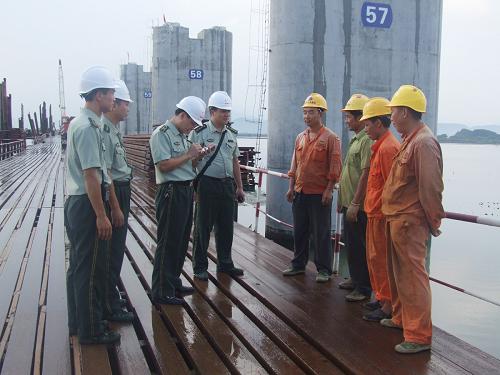 8月24日,廣東汕尾邊防支隊(duì)官兵向鐵路工人了解治安動態(tài)。當(dāng)日下午,廣東汕尾邊防支隊(duì)馬宮邊防派出所官兵來到廈深鐵路汕尾段施工現(xiàn)場開展執(zhí)勤巡邏。廈深鐵路是國家重點(diǎn)工程項(xiàng)目,全長約502公里,預(yù)計(jì)將于2011年建成通車。汕尾邊防支隊(duì)馬宮邊防派出所主動跟進(jìn)服務(wù),在施工前沿工地設(shè)立臨時(shí)警務(wù)室,將警務(wù)前移,確保了工程建設(shè)平安有序。 新華社發(fā)(徐旭宇 攝)