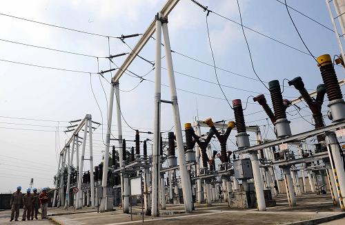 8月25日,國(guó)家電網(wǎng)四川省德陽(yáng)市電業(yè)局變電檢修中心的工作人員正在德陽(yáng)土塘變電站進(jìn)行設(shè)備檢查。為支援四川災(zāi)后重建,國(guó)家電網(wǎng)四川省電力公司在2009年至2012年間規(guī)劃總投資30.8億元,加快地震災(zāi)區(qū)德陽(yáng)的電網(wǎng)建設(shè),以滿(mǎn)足該地區(qū)災(zāi)后重建和社會(huì)經(jīng)濟(jì)快速發(fā)展的用電需要。四川德陽(yáng)是中國(guó)重大技術(shù)裝備制造業(yè)基地,也是四川110千伏變電站布點(diǎn)密度最高的地區(qū)之一。新華社記者 陳凱 攝