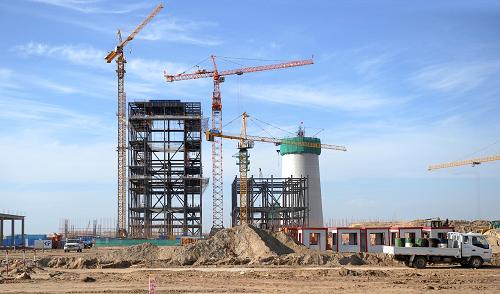 這是8月25日拍攝的內(nèi)蒙古大唐國(guó)際克什克騰旗煤制天然氣項(xiàng)目基礎(chǔ)設(shè)施建設(shè)現(xiàn)場(chǎng)。目前,內(nèi)蒙古大唐國(guó)際克什克騰旗煤制天然氣項(xiàng)目進(jìn)展順利。該項(xiàng)目由內(nèi)蒙古自治區(qū)與大唐集團(tuán)合作,是基于克什克騰旗優(yōu)質(zhì)褐煤資源,采用成熟技術(shù)建設(shè)的大型煤化工基地。該項(xiàng)目概算總投資240億元,分三期建設(shè)。2013年全部投產(chǎn)后,每年將通過(guò)440多公里的長(zhǎng)距離管道向北京直接供40億立方米天然氣。 新華社記者 張領(lǐng) 攝