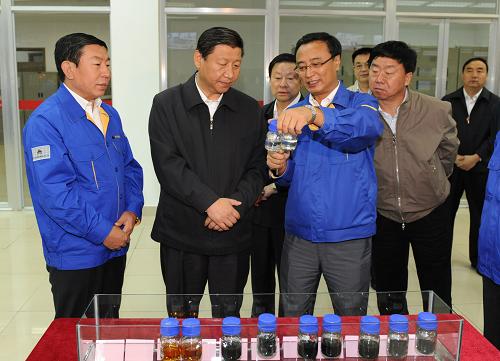8月22日至25日,中共中央政治局常委、中央書記處書記、國家副主席習(xí)近平在內(nèi)蒙古自治區(qū)調(diào)研。這是8月24日,習(xí)近平在神華集團(tuán)鄂爾多斯煤制油分公司考察時(shí),了解煤直接液化項(xiàng)目的產(chǎn)品。 新華社記者 黃敬文 攝