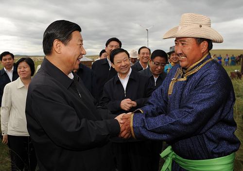 這是8月22日,習(xí)近平在陳巴爾虎旗草原上看望牧民巴特爾。 新華社記者 黃敬文 攝