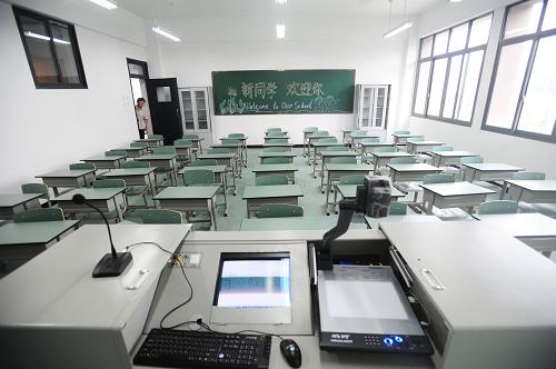 成都市雙流縣新棠湖小學(xué)的一個(gè)教室(8月26日攝)。新華社記者 江宏景 攝