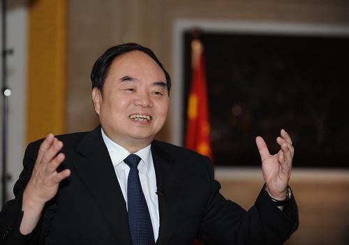 這是教育部部長(zhǎng)周濟(jì)在接受記者采訪(8月17日攝)。在教育部部長(zhǎng)周濟(jì)的辦公桌上,有兩張放大的彩色照片——照片上,幾個(gè)西部貧困地區(qū)的學(xué)童,正咧著嘴,開(kāi)心地笑。“無(wú)論何時(shí),只要看看這些照片,想想孩子們的笑臉,我就覺(jué)得自己是幸福的,辦教育的人都是幸福的。”周濟(jì)說(shuō)。無(wú)論是30多年前在新疆基層當(dāng)教師,還是現(xiàn)在擔(dān)任教育部長(zhǎng),周濟(jì)都感到自己是在“辦教育”。然而,在一個(gè)擁有13億人口的發(fā)展中大國(guó),“辦教育”并非易事。上任6年來(lái),周濟(jì)始終保持著一種信念:只要牢記人民的期望,堅(jiān)持把改革推進(jìn)下去,教育最終會(huì)讓人民滿(mǎn)意。“讓所有孩子都能上好學(xué),這是人民的期待,也是我們的責(zé)任”。周濟(jì)說(shuō)。 新華社記者 丁林 攝