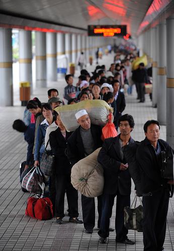 8月28日,進(jìn)疆棉農(nóng)工專列乘客在排隊(duì)上車。 新華社記者 韓傳號(hào) 攝