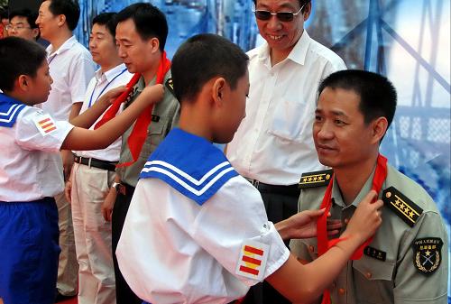 8月28日,少先隊(duì)員代表為航天員聶海勝(右一)、景海鵬(右四)系上紅領(lǐng)巾。當(dāng)日,為期15天的中國(guó)航天科技與空間科學(xué)成果展在大連勞動(dòng)公園開(kāi)展。由中國(guó)空間科學(xué)學(xué)會(huì)主辦的本次展覽匯集了“神舟”返回艙、火箭逃逸塔、火箭發(fā)動(dòng)機(jī)、航天服等實(shí)物,并舉辦大型圖文展。同日,中國(guó)空間科學(xué)學(xué)會(huì)第七次學(xué)術(shù)年會(huì)在大連召開(kāi)。 新華社發(fā)(王錫增 攝)