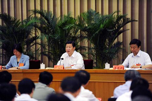 8月28日,深入學(xué)習(xí)實(shí)踐科學(xué)發(fā)展觀活動第二批總結(jié)暨第三批動員會議在北京召開。中共中央政治局常委、中央書記處書記、中央深入學(xué)習(xí)實(shí)踐科學(xué)發(fā)展觀活動領(lǐng)導(dǎo)小組組長習(xí)近平出席會議并作講話。新華社記者 李濤 攝