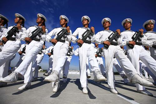 海軍水兵方隊(duì)在烈日下進(jìn)行嚴(yán)格訓(xùn)練(9月13日攝)。新中國(guó)成立60周年國(guó)慶閱兵式即將來(lái)臨,練兵場(chǎng)上的受閱官兵們精神飽滿、氣勢(shì)昂揚(yáng),他們?cè)谟?xùn)練中精雕細(xì)刻,科學(xué)訓(xùn)練,決心以最嚴(yán)整的軍姿接受檢閱。 新華社記者 查春明 攝