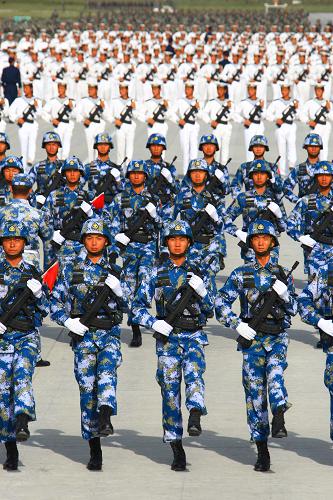 海軍陸戰(zhàn)隊(duì)方隊(duì)在進(jìn)行排面訓(xùn)練(9月13日攝)。 新華社記者 查春明 攝