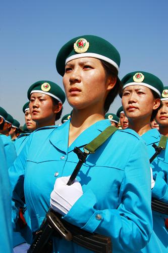 女民兵方隊(duì)在烈日下進(jìn)行嚴(yán)格訓(xùn)練(9月9日攝)。 新華社記者 查春明 攝