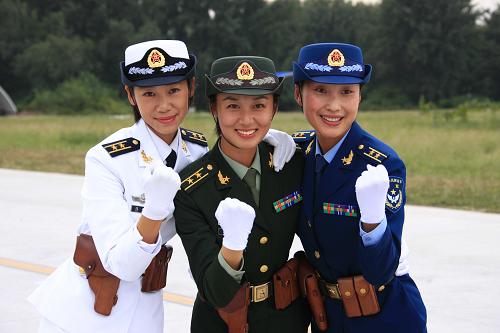三軍女兵方隊(duì)三名領(lǐng)隊(duì)充滿信心(9月13日攝)。新華社記者 查春明 攝