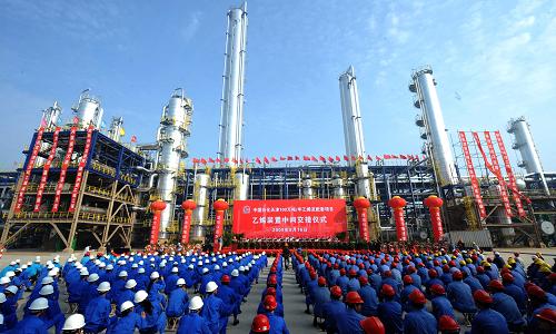 9月16日,中國(guó)石化集團(tuán)第四建設(shè)公司在建設(shè)現(xiàn)場(chǎng)舉行乙烯裝置中間交接儀式。當(dāng)日,由中國(guó)石化集團(tuán)第四建設(shè)公司建設(shè)的中國(guó)石化天津百萬(wàn)噸乙烯及配套項(xiàng)目主裝置100萬(wàn)噸/年乙烯裝置順利建成并進(jìn)行中間交接。據(jù)介紹,100萬(wàn)噸/年乙烯及配套項(xiàng)目一次性投資達(dá)到268億元,直接拉動(dòng)配套對(duì)接等項(xiàng)目投資達(dá)1000億元,是天津市有史以來(lái)最大的工業(yè)項(xiàng)目。新華社記者 劉海峰 攝
