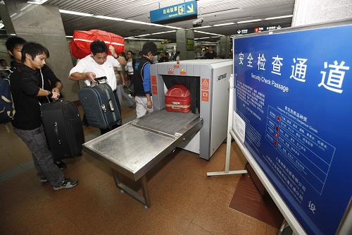 9月16日,乘客正在上海軌道交通一號(hào)線上海火車站站接受行李安全檢查。 為確保上海世博會(huì)籌備及舉辦期間上海市軌道交通的安全運(yùn)營(yíng),國(guó)慶前夕,上海軌道交通1、2、3、4、8號(hào)線的12個(gè)重點(diǎn)車站將試行全封閉安檢,屆時(shí)地鐵管理部門將在每個(gè)進(jìn)站閘機(jī)外側(cè)設(shè)置安檢點(diǎn),配備通道式X光檢測(cè)儀、便攜式爆炸物探測(cè)儀及便攜式金屬探測(cè)儀等設(shè)備,乘客通過(guò)安檢后方可檢票進(jìn)站。新華社記者 裴鑫 攝