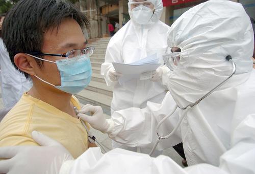 9月16日,醫(yī)護(hù)人員在演練中對(duì)一名模擬疑似甲型H1N1流感患者進(jìn)行病情初診。當(dāng)日,安徽省合肥市包河區(qū)的街道、社區(qū)衛(wèi)生服務(wù)中心聯(lián)合開展防控甲型H1N1流感應(yīng)急演練。演練模擬社區(qū)衛(wèi)生醫(yī)療機(jī)構(gòu)在某社區(qū)內(nèi)發(fā)現(xiàn)疑似甲型H1N1流感病例后的初步隔離檢查和處理等工作。此次演練旨在提高合肥市社區(qū)內(nèi)衛(wèi)生醫(yī)療機(jī)構(gòu)對(duì)甲型H1N1流感的應(yīng)急處置能力。新華社記者 郭晨 攝