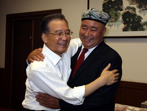 9月14日,國務(wù)院總理溫家寶在北京中南??偫磙k公室與新疆維吾爾族農(nóng)民達吾提·阿西木會面。達吾提·阿西木是新疆巴楚縣瓊庫爾恰克鄉(xiāng)吐格曼貝希村的村支部書記。2003年2月24日,新疆巴楚、伽師發(fā)生6.8級地震。溫家寶聞訊后立即打電話給自治區(qū)黨委、政府負責(zé)人,詢問受災(zāi)情況,指導(dǎo)抗震救災(zāi)工作。3月28日,溫家寶剛剛就任總理就趕往災(zāi)區(qū)考察重建工作。在地震中,達吾提·阿西木失去了5位親人,強忍悲痛,冒著余震,逐戶尋找和營救鄉(xiāng)親們。聽到這一消息后,溫家寶專門去看望他。達吾提·阿西木失去親人時沒有落淚,面對遠道而來的總理時卻淚流滿面了??偫砦罩氖终f:“地震使你失去了親人,現(xiàn)在全國人民是你的親人,我也是你的親人。”從此,總理與這位普通的維吾爾族農(nóng)民結(jié)下了不解之緣。 新華社記者 姚大偉 攝